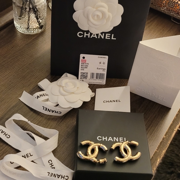 SOLD! Authentic Chanel 22c Earrings( 2022 Cruise Collection) - Picture 4 of 9